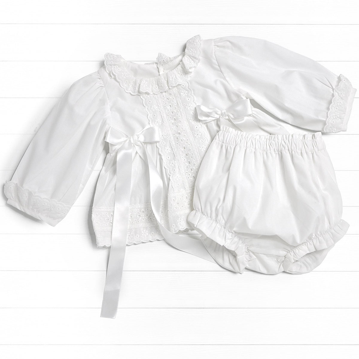 Eyelet All Around Diaper Set, White