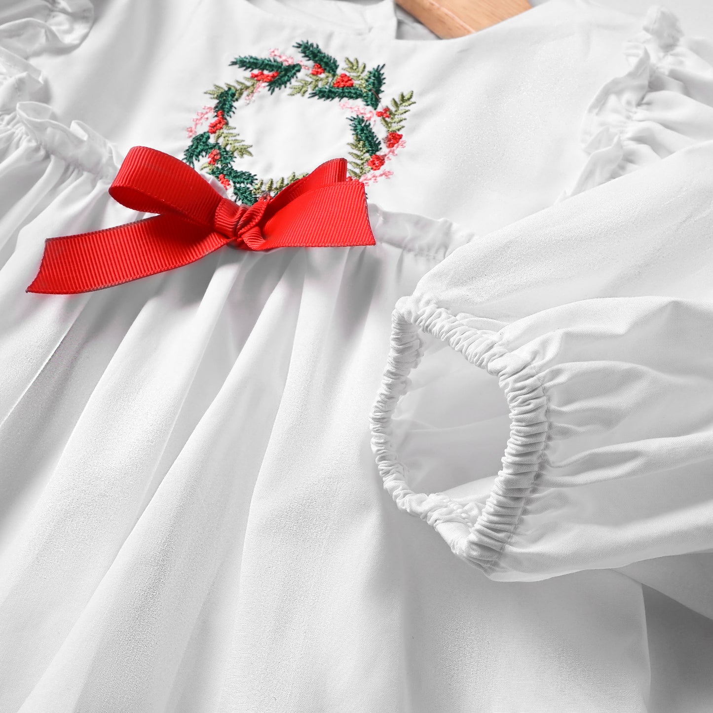 Pine Berry Wreath Diaper Set, White